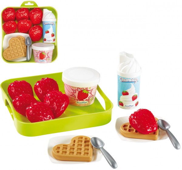 Leckeres Dessert für Kinderspielküche mit Erdbeeren