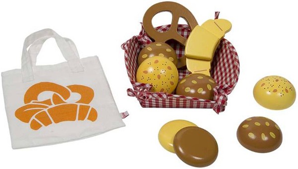 Korb mit Holzbrötchen und Beutel